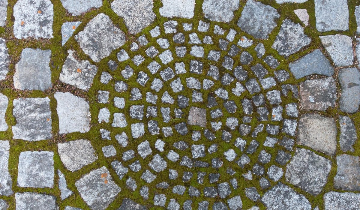 How to Lay a Circular Patio with Cut Slabs